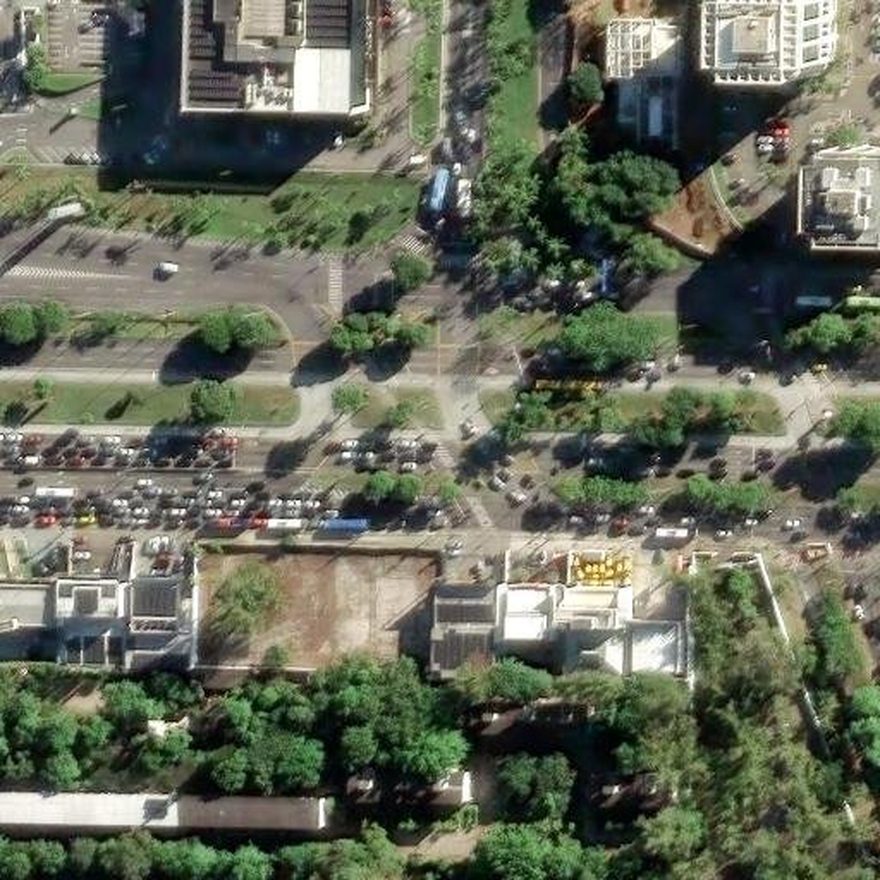 Recorte de imagem orbital com malha urbana densa e edificações